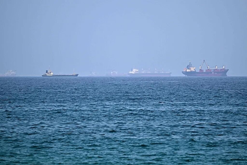阿曼湾突发!油轮、液化天然气运输船遇袭,“伊军击中两艘商船”!韩国股市暴跌,高盛依然看涨